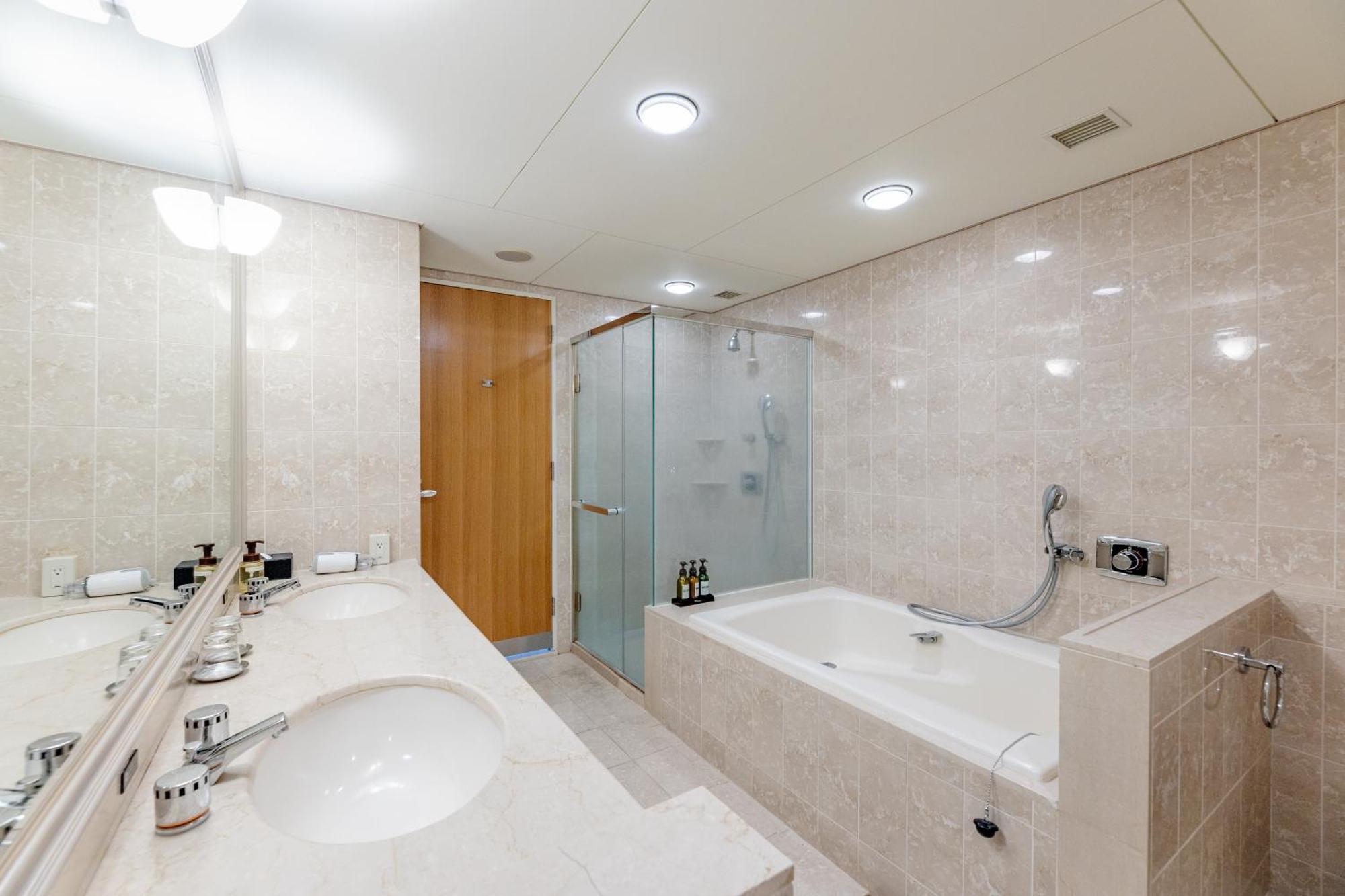 The Qube Hotel Тиба Экстерьер фото